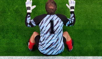 Por que o goleiro não fica no meio do gol no pênalti?