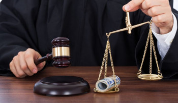 Por que juízes fecham os olhos para seus 