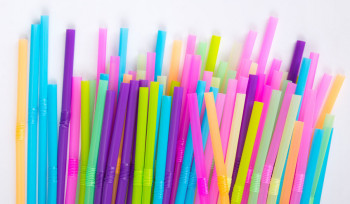 Por que proibir canudos de plástico não basta?